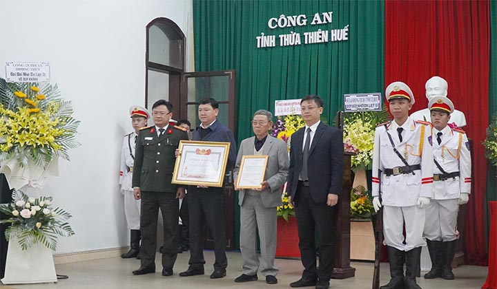 Lãnh đạo tỉnh trao Quyết định và Bằng “Tổ quốc ghi công” cho thân nhân gia đình Liệt sĩ Võ Duy Khánh