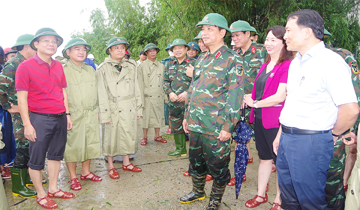 Trung tướng Hà Thọ Bình,Tư lệnh Quân khu 4 kiểm tra tình hình lũ lụt tại huyện Quảng Điền