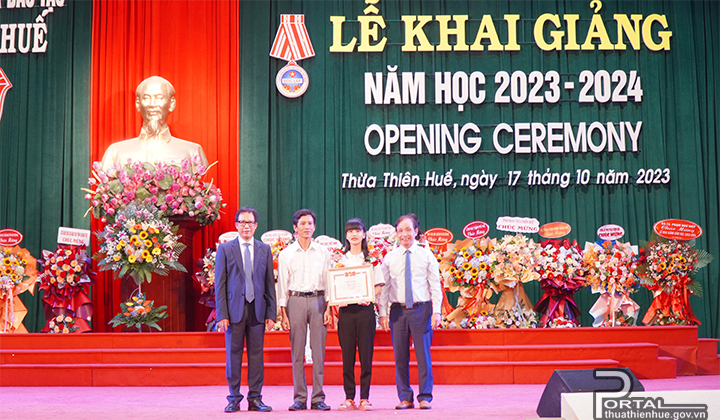 Khen thưởng cho các sinh viên Thủ khoa của các trường Đại học thành viên