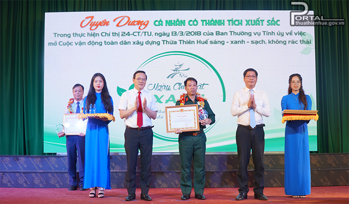 Tuyên dương các cá nhân đã có thành tích xuất sắc trong cụ thể hóa việc thực hiện Chỉ thị 24-CT/TU gắn với Chỉ thị 07-CT/TU