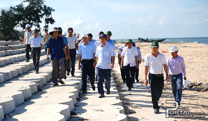 Chủ tịch UBND tỉnh Nguyễn Văn Phương đi kiểm tra thực địa tiến độ thực hiện Dự án Xử lý sạt lở bờ biển