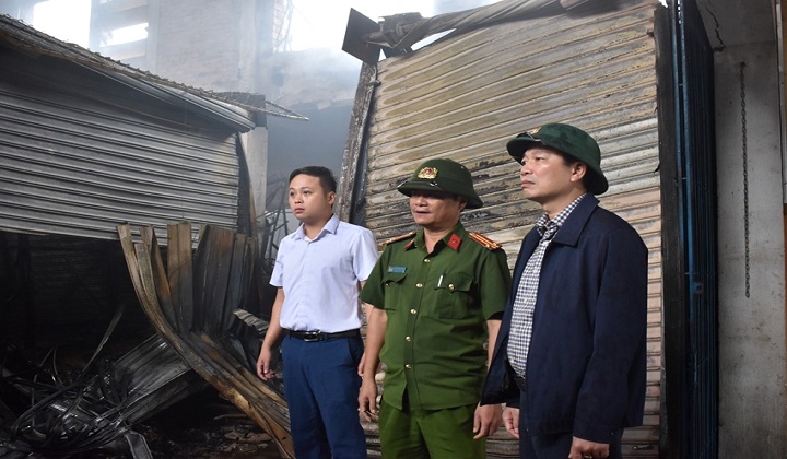 Phó Chủ tịch UBND tỉnh Phan Quý Phương (ngoài cùng bên phải) trực tiếp chỉ đạo tại hiện trường