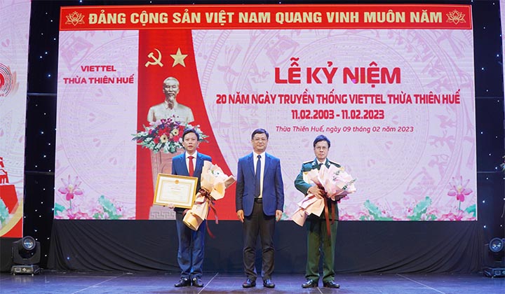 Phó Chủ tịch Thường trực UBND tỉnh Nguyễn Thanh Bình trao Bằng khen của UBND tỉnh cho tập thể và cá nhân Viettel Thừa Thiên Huế