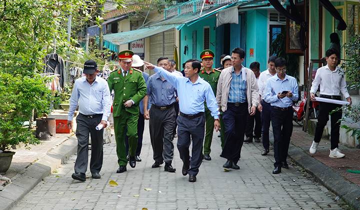 Chủ tịch UBND tỉnh Nguyễn Văn Phương (giữa) khảo sát, kiểm tra tổ chức giao thông khu vực Đại Nội Huế