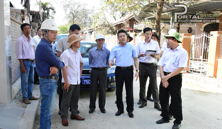 Phó Chủ tịch UBND tỉnh Hoàng Hải Minh kiểm tra tiến độ chỉnh trang vỉa hè, hệ thống thoát nước 4 phường nội thành 