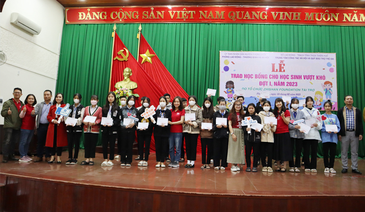 Toàn huyện Phong Điền có 102 em học sinh được nhận học bổng tiếp sức đến trường.