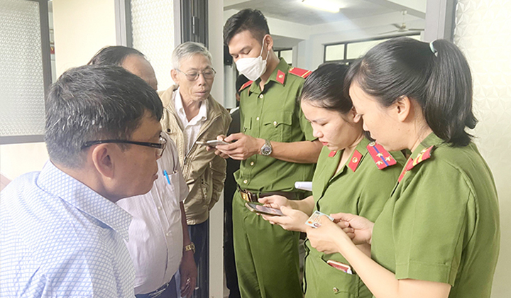 Công an tỉnh Thừa Thiên-Huế tuyên truyền, hướng dẫn người dân cài đặt, kích hoạt đăng ký tài khoản định danh điện tử.