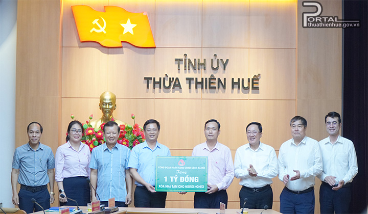 Công đoàn NHCSXH Việt Nam trao tặng 1 tỷ đồng hỗ trợ xóa nhà tạm cho hộ nghèo trên địa bàn tỉnh