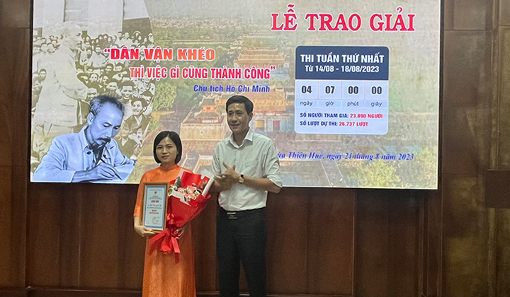 Trao giải nhất cho thí sinh Phạm Thị Quỳnh Như 