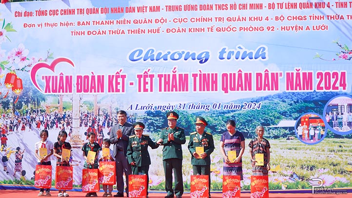 Lãnh đạo Quân khu 4 và tỉnh Thừa Thiên Huế tặng quà cho Anh hùng LLVT Nhân dân và các gia đình chính sách