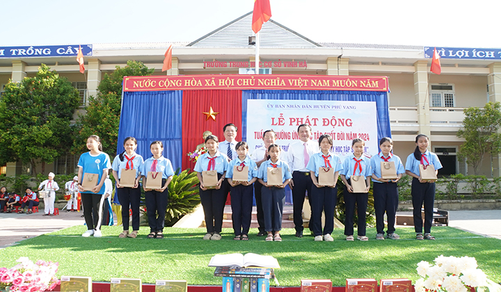 Lãnh đạo Sở GD-ĐT, lãnh đạo huyện tặng sách các em học sinh tiêu biểu trường THCS Vinh Hà