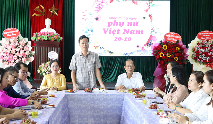 Đồng chí Hồ Thế Hùng - Phó Bí thư Thường trực Huyện ủy, Chủ tịch Hội đồng nhân dân huyện phát biểu chúc mừng