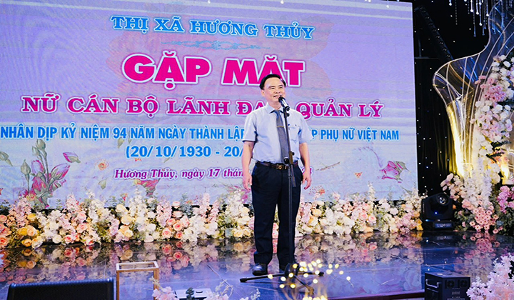 Bí thư Thị ủy Lê Ngọc Sơn phát biểu tại buổi gặp mặt