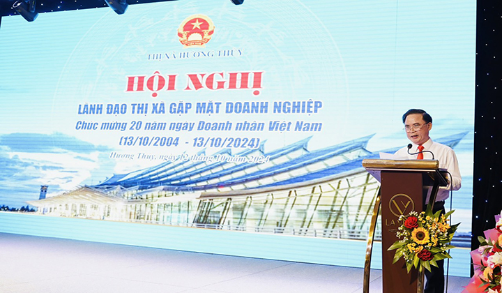 Bí thư Thị ủy Lê Ngọc Sơn phát biểu tại buổi gặp mặt