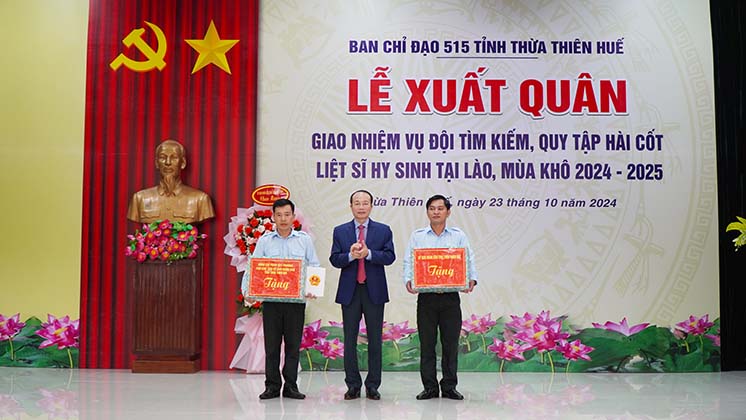 Phó Chủ tịch UBND tỉnh Phan Quý Phương tặng quà động viên Đội 192 lên đường làm nhiệm vụ