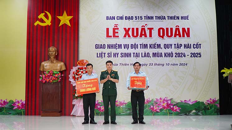 Đại diện Ban Chỉ đạo 515 Quốc gia và Quân khu 4 tặng quà động viên Đội 192 lên đường làm nhiệm vụ