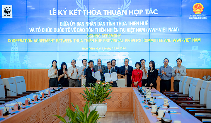 Chủ tịch UBND tỉnh Thừa Thiên Huế và Tổng Giám đốc WWF - Việt Nam ký kết Thỏa thuận hợp tác.