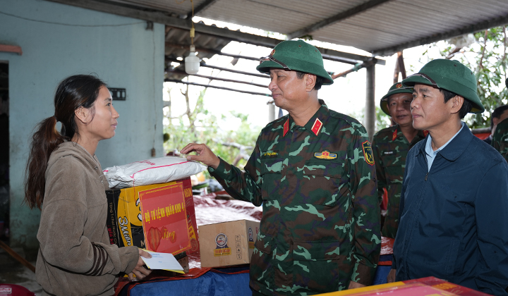 Trung tướng Hà Thọ Bình và Chủ tịch UBND tỉnh Nguyễn Văn Phương thăm, tặng quà người dân bị thiệt hại do bão số 6