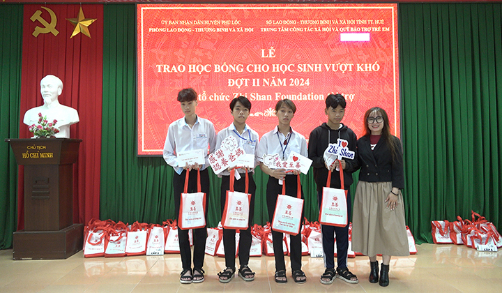 Đại diện tổ chức Zhishan Foundation trao học bổng cho các em học sinh