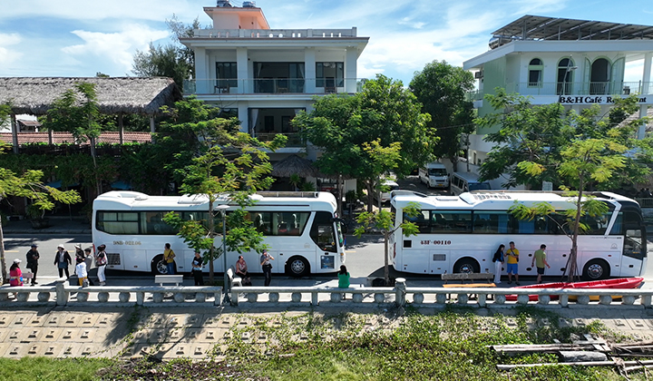 Khách du lịch quốc tế tham quan, trải nghiệm tại thị trấn Lăng Cô