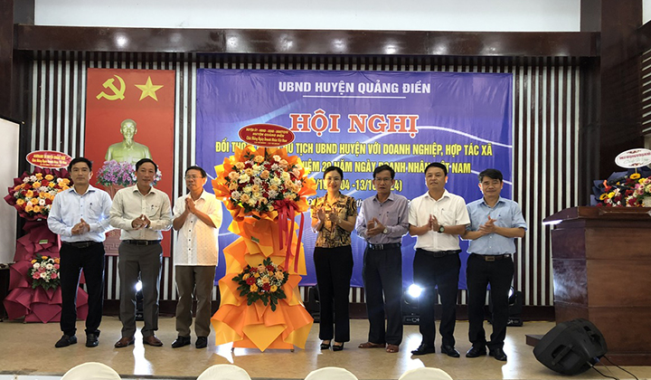 Lãnh đạo huyện tặng hoa các doanh nghiệp nhân kỷ niệm 20 năm ngày thành lập doanh nghiệp Việt Nam