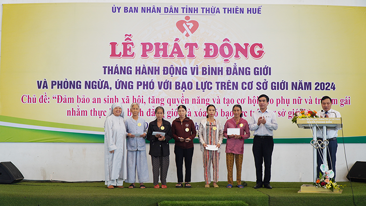 Trao quà cho các phụ nữ có hoàn cảnh khó khăn trên địa bàn huyện Phong Điền