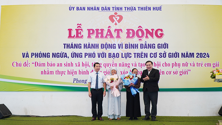 Tặng hoa tri ân các nhà hảo tâm