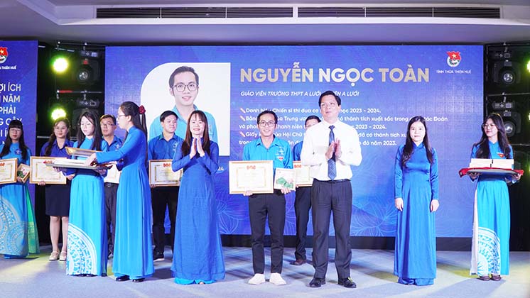 Tuyên dương các giáo viên, giảng viên trẻ tiêu biểu năm 2024