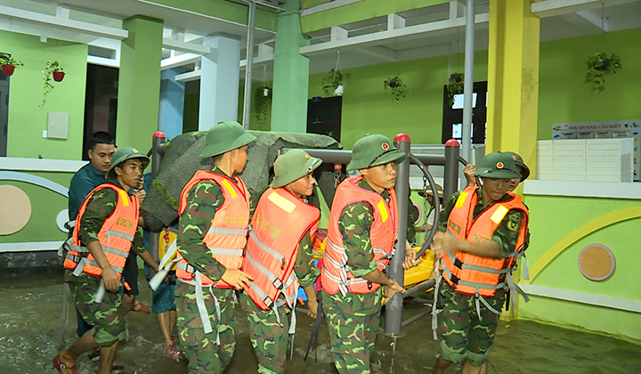 Cán bộ, chiến sĩ giúp trường Mầm non Thủy Thanh, Thị xã Hương Thủy xếp bàn ghế, vật chất của nhà trường sau lũ