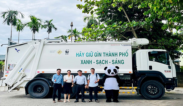 Thành phố Huế tiếp nhận 2 xe ép rác trị giá gần 10 tỷ đồng từ WWF - Việt Nam vào sáng 28/9/2024. Xe ép rác góp phần tối ưu hóa chi phí thu gom và vận chuyển rác thải rắn sinh hoạt, góp phần giảm tỷ lệ rác thải nhựa thất thoát ra môi trường