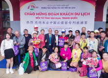  Đại diện lãnh đạo Sở Du lịch chụp hình lưu niệm cùng du khách quốc tế đến Huế bằng tàu hỏa