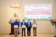 Phó Chủ tịch Thường trực UBND tỉnh Nguyễn Thanh Bình trao giải cho các tác phẩm đạt giải tại cuộc thi