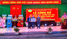 Ông Đặng Ngọc Trân, UVTV, Trưởng Ban Nội chính Tỉnh ủy trao bằng công nhận xã đạt chuẩn NTM