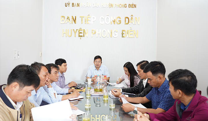 Phó Bí thư Huyện ủy, Chủ tịch UBND huyện Phong Điền Nguyễn Đình Bách tiếp thu, giải thích làm rõ các phản ánh, kiến nghị đề xuất của Công dân