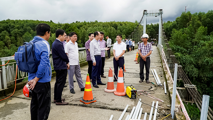 Phó Chủ tịch UBND tỉnh Phan Quý Phương chỉ đạo công tác tìm kiếm