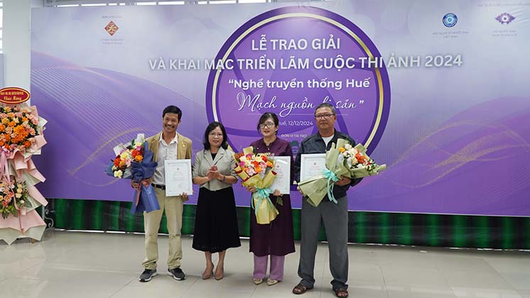 Ban tổ chức trao giải cuộc thi ảnh “Nghề truyền thống Huế - Mạch nguồn di sản”