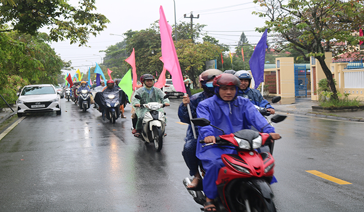 Các lực lượng tham gia diễu hành trên các tuyến đường trung tâm thị xã Hương Trà nhằm gửi đến cộng đồng thông điệp 