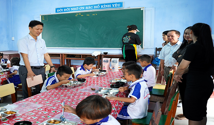 Lãnh đạo huyện Quảng Điền kiểm tra công tác bán trú tại trường Tiểu học