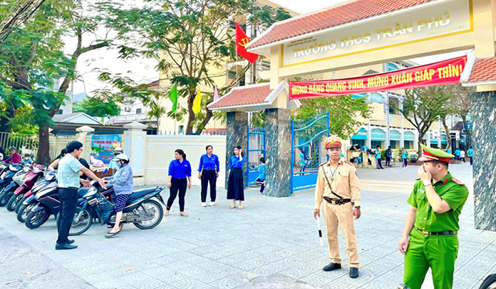 Cán bộ Công an thành phố Huế và đoàn viên thanh niên túc trực đảm bảo an toàn toàn tại cổng trường THCS Trần Phú