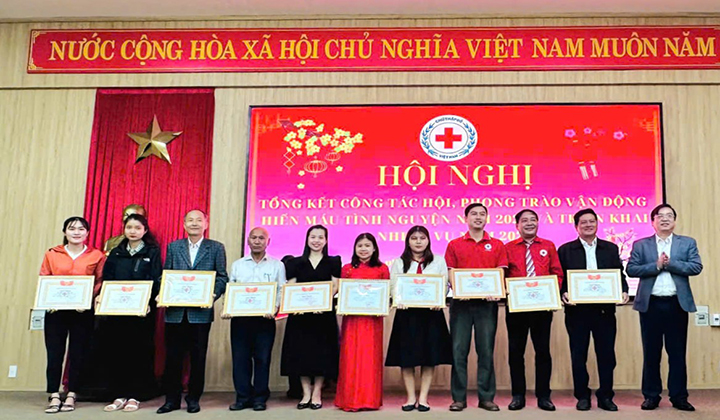 Đồng chí Trương Đình Hạnh - Phó Chủ tịch UBND thành phố Huế, Trưởng Ban chỉ đạo vận động hiến máu tình nguyện thành phố Huế trao khen thưởng cho các tập thể, cá nhân đạt thành tích