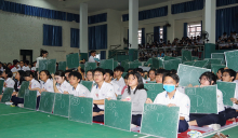 Học sinh thi tìm hiểu kiến thức về phòng chống tệ nạn học đường