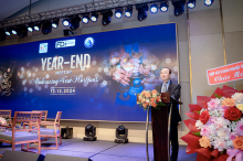 Vice Chairman Phan Quy Phuong presents flower to foreign investment (FDI) businesses