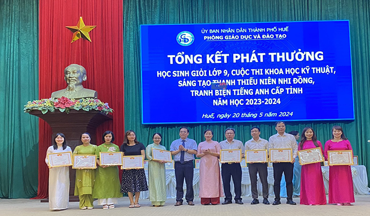 Lãnh đạo Thành phố trao Giấy khen cho các giáo viên đạt thành tích trong bồi dưỡng các học sinh giỏi