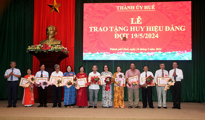 Lãnh đạo Thành phố trao Huy hiệu Đảng cho các Đảng viên