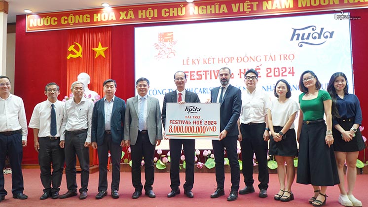 Công ty TNHH Bia Carlsberg Việt Nam trao tài trợ cho Ban tổ chức Festival Huế 2024