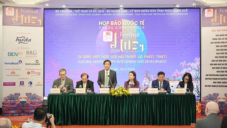 Tại buổi họp báo