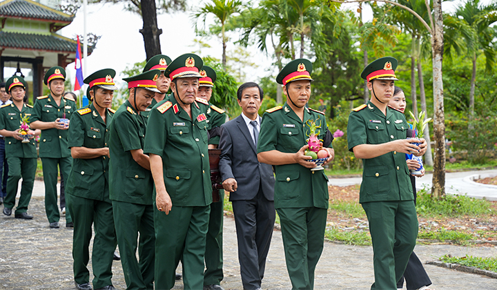 Các đồng chí đại biểu tiễn đưa các anh hùng liệt sỹ