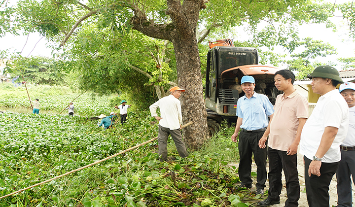 Bí thư Huyện ủy Trần Gia Công và Phó Chủ tịch UBND huyện Nguyễn Văn Chính động viên lực lượng ra quân vớt bèo tại xã Phú Mỹ