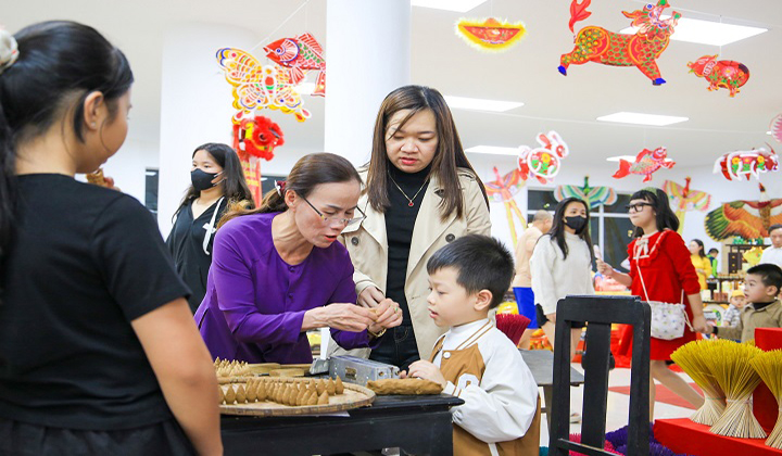 Nhiều cơ sở sản xuất và kinh doanh hàng lưu niệm, quà tặng ở thành phố Huế nói riêng và tỉnh Thừa Thiên Huế nói chung tăng cường sản xuất các sản phẩm mới và nhập hàng số lượng lớn phục vụ nhu cầu tham quan, mua sắm của du khách, nhất là dịp Tuần lễ Festival nghệ thuật quốc tế Huế 2024