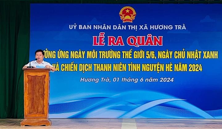 Đồng chí Nguyễn Viết Hà – UVTV, Phó Chủ tịch UBND thị xã phát biểu tại Lễ ra quân